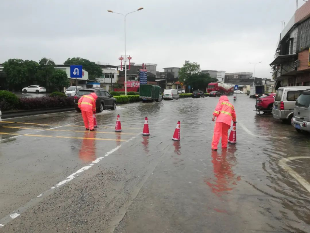 在水浸严重路段放置示警筒,引导车辆安全通过或绕行.jpg 图片