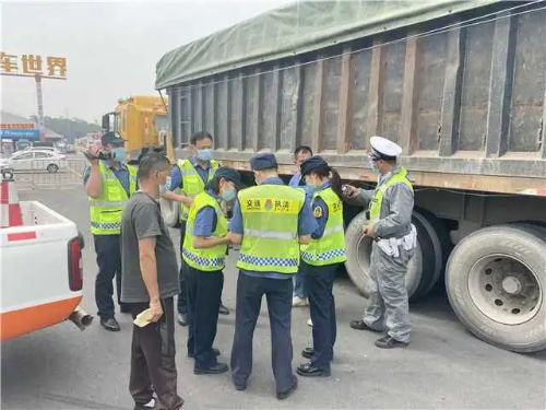 精准打击违法超限车辆1.jpg 图片