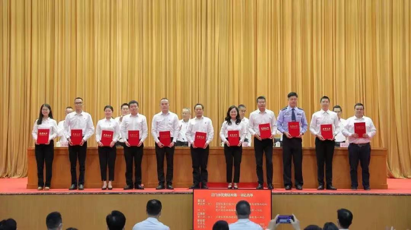 江门市机关事务管理局梁小霞(左三)荣获“江门市优秀驻村第一书记”称号.jpg