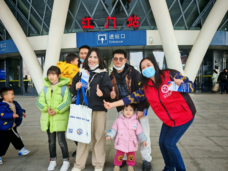 图片4：新会区人社局在江门站提供就业服务.png